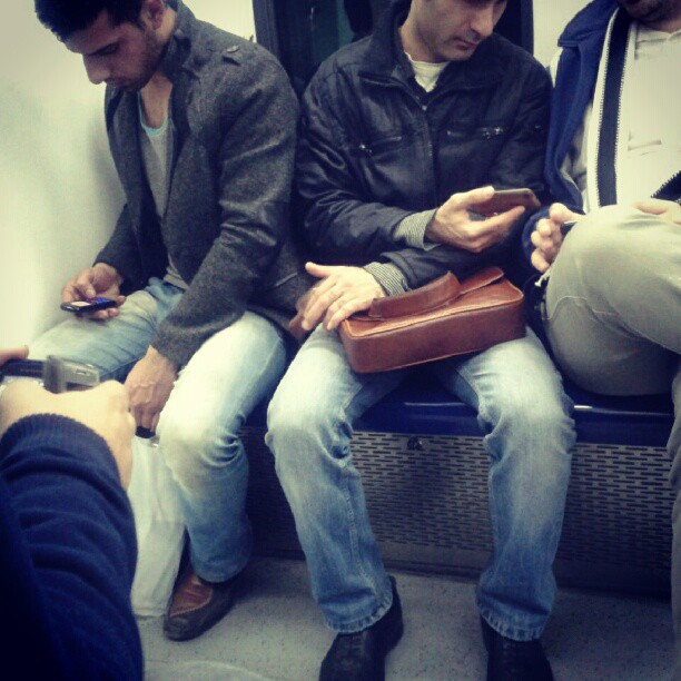 همراه‌نگاره:  موبایلها در متروی آخر شب تهران